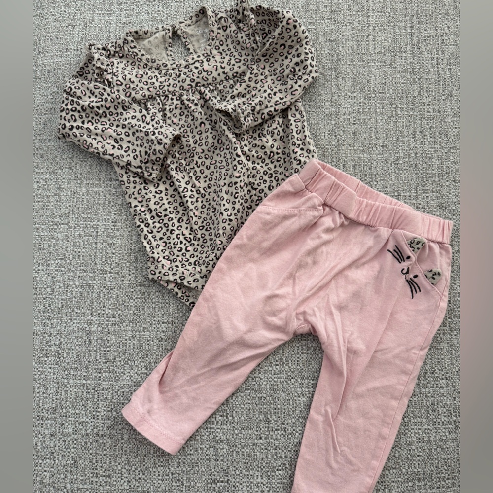 Carter’s Two Piece Baby Girl Leopard Print Set 9M